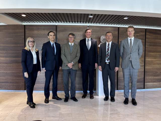 Talman Jörgen Pettersson omgiven av ambassadörerna