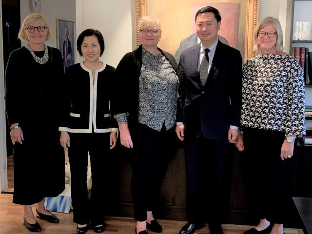 Från vänster lagtingsdirektör Susanne Eriksson, Mrs Sa Qin, lantrådet Katrin Sjögren, ambassadör H.E. Mr Li Chen samt talman Gun-Mari Lindholm