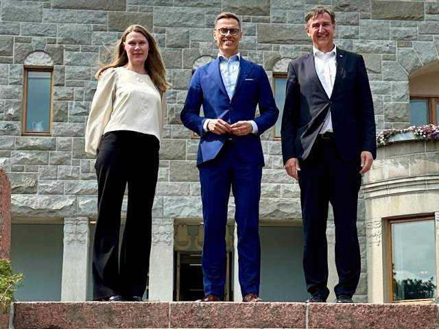 Talman Jörgen Pettersson och vikarierande lagtingsdirektör Julia Lindholm med republikens president Alexander Stubb på Gullranda.