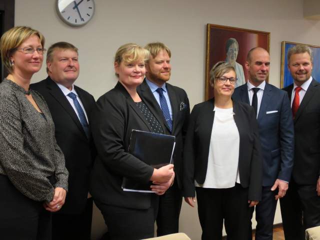 Från vänster vicelantråd Camilla Gunell, minister Mats Perämaa, lantråd Katrin Sjögren samt minstrarna Wille Valve, Nina Fellman, Tony Asumaa och Mika Nordberg.