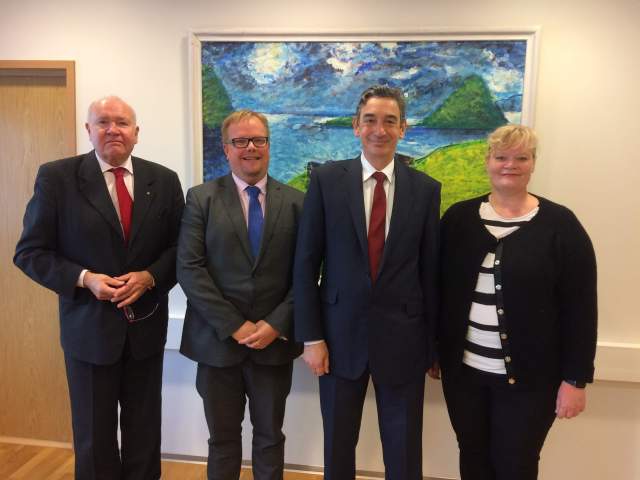 På bilden från vänster honorärkonsul Ben Listherby, talman Johan Ehn, ambassadör Serge Mostura och lantråd Katrin Sjögren 