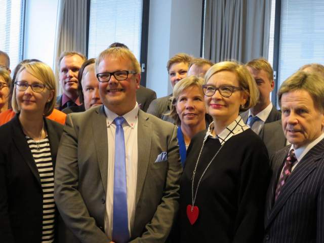 I mitten på bilden talman Johan Ehn till vänster talman Maria Lohela, till höger andra vice talman Paula Risikko och första vice talman Mauri Pekkarinen