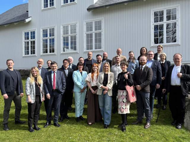 Ledamöter i Ålands och Färöarnas lagting utanför lagtinget på Färöarna