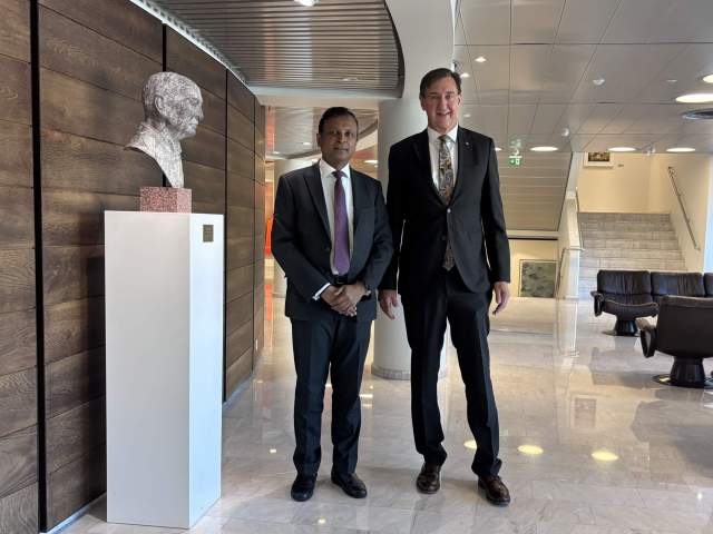 Indiens ambassadör Hemant Harishchandra Kotalwar och talman Jörgen Pettersson