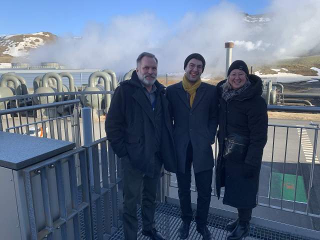 Delegationen på besök vid Hellisheidarvirkjuns geotermiska kraftverk. Från vänster Mikael Lindholm, Simon Holmström och Camilla Gunell. Marcus Måtar saknas på bilden