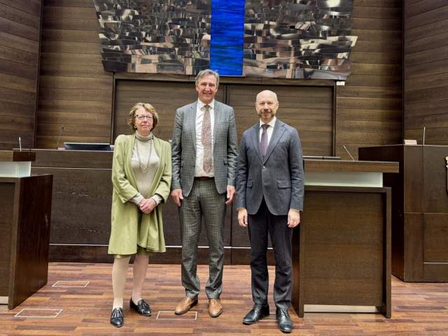 Moldaviens honorärkonsul på Åland, Elisabeth Nauclér, talman Jörgen Pettersson och ambassadör Viorel Ursu