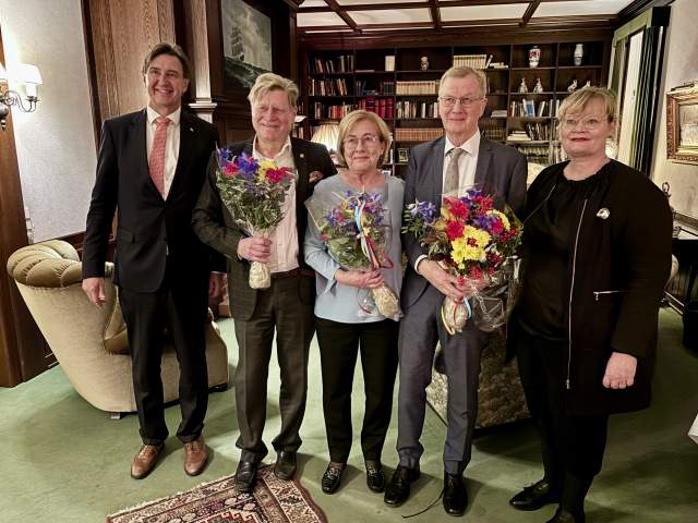 Från vänster talman Jörgen Pettersson, Göran Lindholm, Kerstin Alm, Nils Lampi och lantrådet Katrin Sjögren.