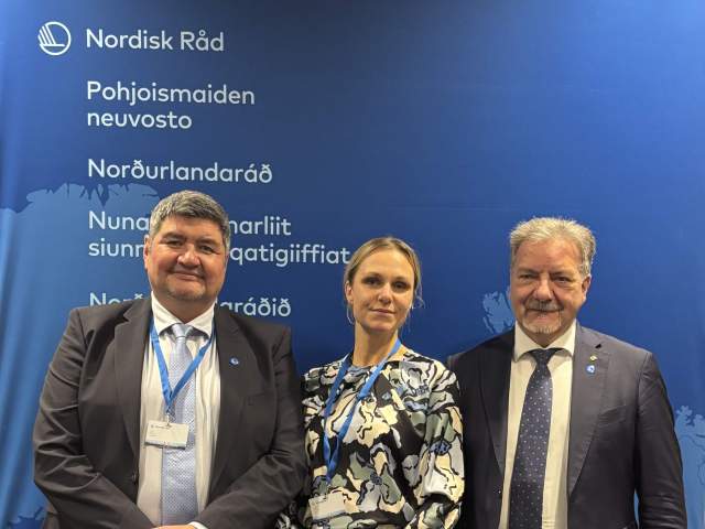 Presidiemedlemmarna Justus Hansen (Grönland), Sandra Listherby (Åland), Johan Dahl (Färöarna)   