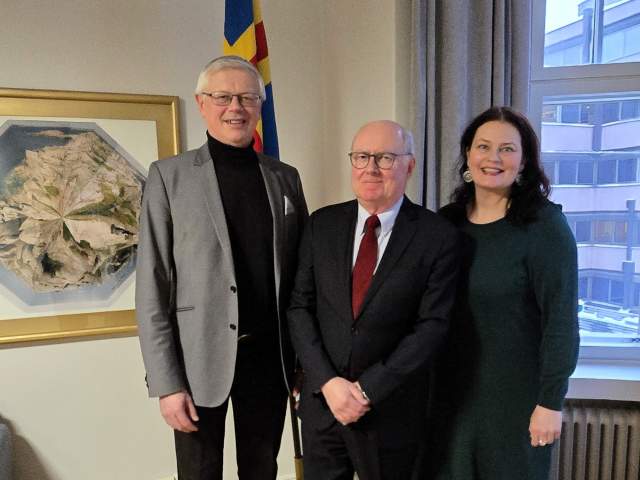 Referensgruppens ordföranden Kristiina Kokko och Harry Jansson, med arbetsgruppens ordförande Gustav Bygglin. 