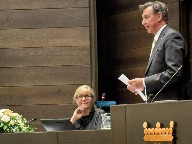 Lagtingsdirektör Susanne Eriksson avtackas av talman Jörgen Pettersson