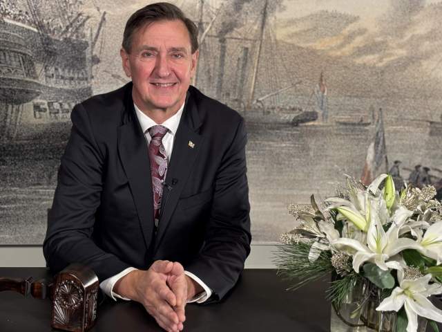 Talman Jörgen Pettersson i Bomarsunds besökscentrum