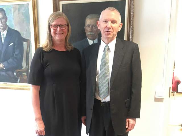 Talman Gun-Mari Lindholm och Norges ambassadör Åge Bernhard Grutle