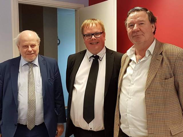 På bilden från vänster generalkonsul Olof Ehrenkrona, talman Johan Ehn och Sveriges Nordenambassdör Krister Bringéus