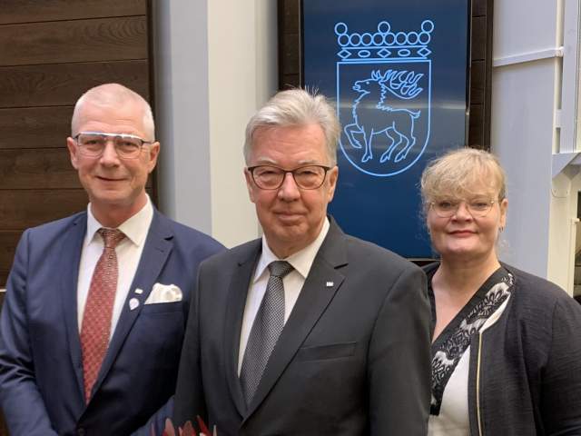 Från vänster andra vice talman Roger Nordlund, i mitten talman Bert Häggblom och till höger står förste vice talman Katrin Sjögren