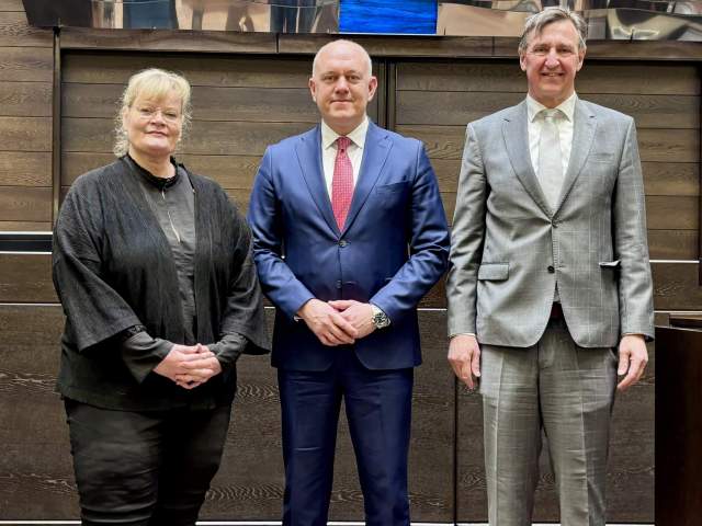 Lantrådet Katrin Sjögren, ambassadör Mykhailo Vydoinyk och talman Jörgen Pettersson