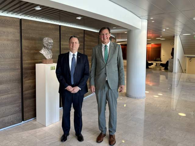 Chargé d’Affaires Christopher Krafft och talman Jörgen Pettersson