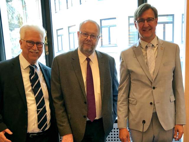 BSPC höll sitt Standing Committee-möte i Hamburg och hanterade bland annat responsen från den stora konferensen på Åland senaste höst. Från vänster generalsekreterare Bodo Bahr samt Sten Eriksson och Jörgen Pettersson. Foto: Georg Straetker.