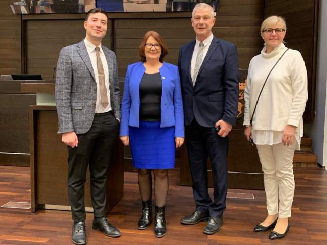 från vänster ledamot Andreas Lennkvist Menriques, andre vicetalman Lotta Johansson Fornarve, talman Roger Nordlund och lagtingsdirektör Susanne Eriksson från vänster ledamot Andreas Lennkvist Menriques, andre vicetalman Lotta Johansson Fornarve, talman Roger Nordlund och lagtingsdirektör Susanne Eriksson